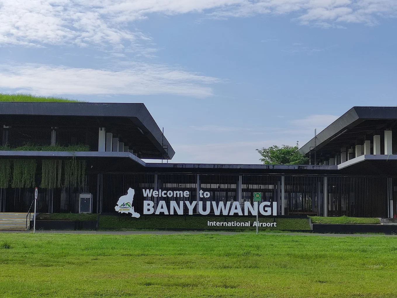 bandara international banyuwangi BWX